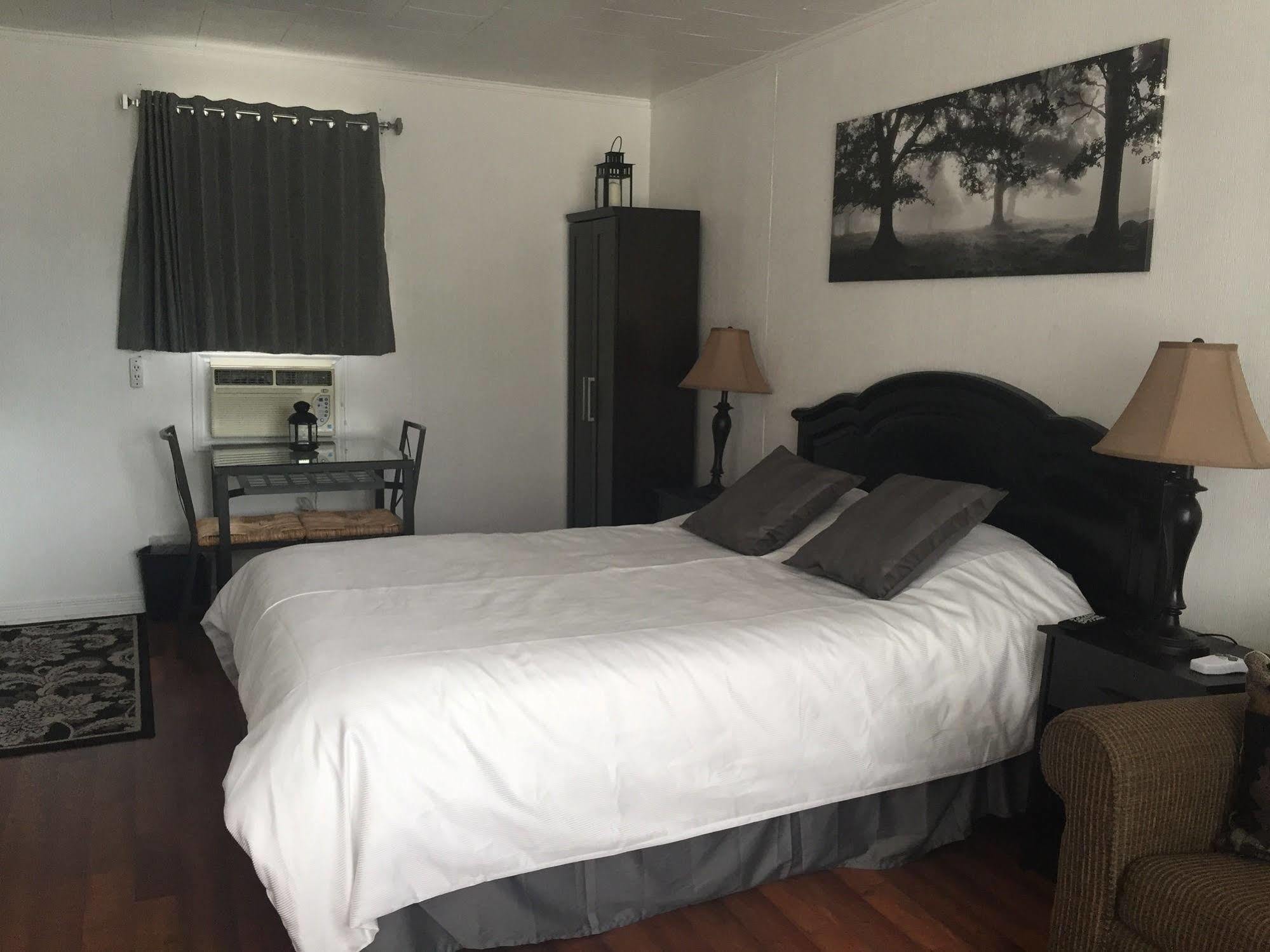 New Rockland Motel Bobcaygeon Bagian luar foto